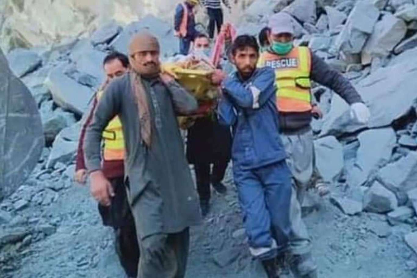 Pakistan'daki heyelanda minibüs toprağın altında kaldı: 10 ölü